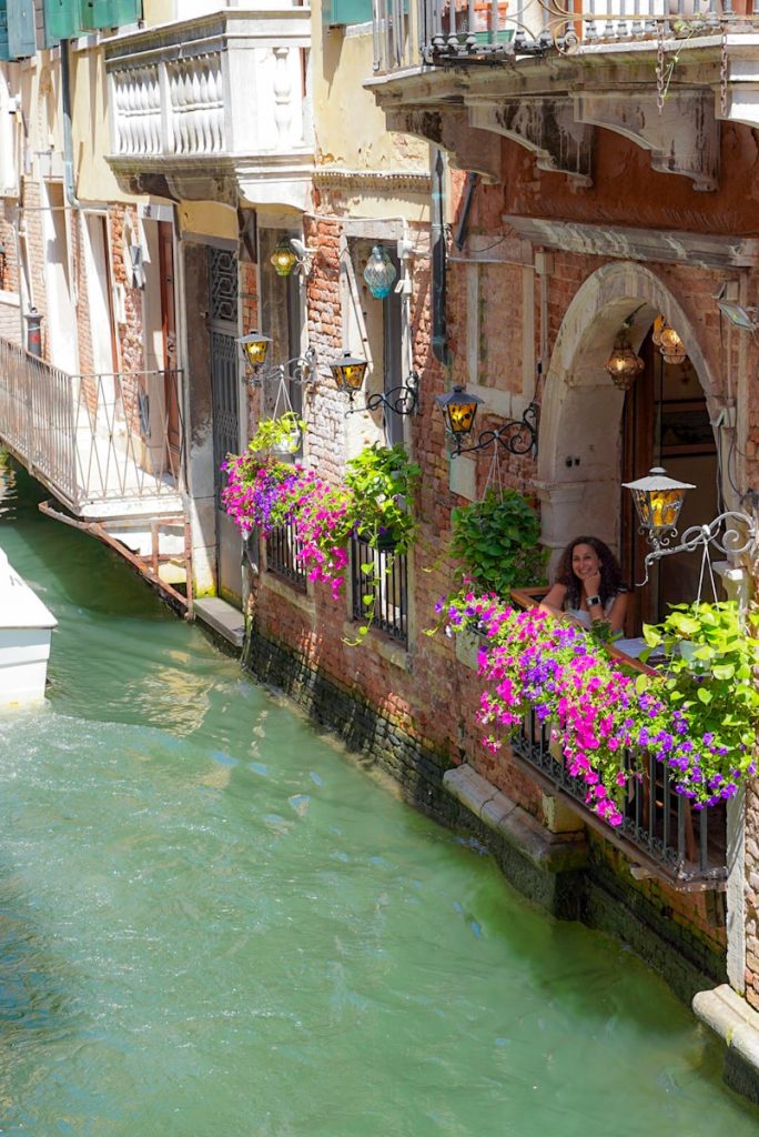 Top 15 things to do in Venice- Venice ultimate guide Restaurant-with-Canal-View