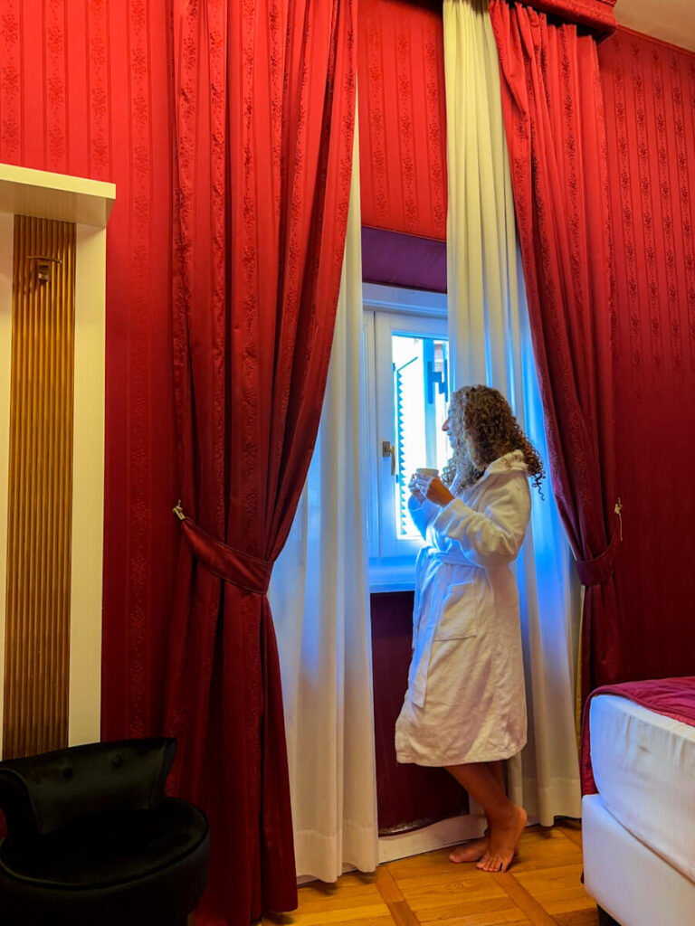 Relais Fontana Di Trevi: Hotel Review Hotel fontana di trevi Junior suite room